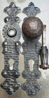 Eladó antik stílusú kovácsoltvas kilincs garnitúra 28.5x5.5 cm.