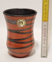 Hódmezővásárhelyi, fekete csíkos, piros mázas, "Hmv majolika" címkés kerámia váza (3602)