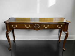 Antik stílusú, két fiókos konzolasztal