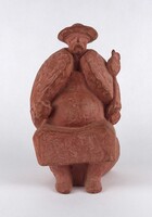 1X249 Hordón subában ülő paraszt borlopóval - jelzett Martsa István terrakotta szobor 25.7 cm