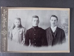 Antik kabinetfotó Herz Henrik budapesti műterméből (Kerepesi út 16.), 1900 körül