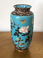 JAPÁN MEIJI REKESZZOMÁNC CLOISONNE FÉM VÁZA, DARUMADÁR, PILLANGÓ ÉS VIRÁG DÍSZÍTÉSSEL 30.5 CM