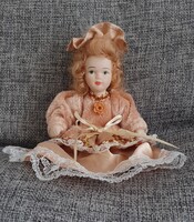 Leonardo's Collection - 'Peach' vintage porcelánbaba (ÚJ)