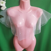 Szegetlen szélű, gyöngyös hófehér menyasszonyi pelerin