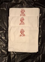 Régi párnahuzatok hímzett monogrammal.