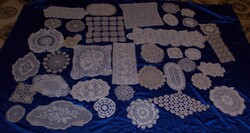 35 db-os kézi csipketerítő,terítő,asztalközép ,porcelan alatet komód futó csomag egybe eladó