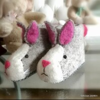 Sew Hearz Felt 20 as gyapjú mamusz nyuszi, kézműves angol hímzett, rátétes szobacipő