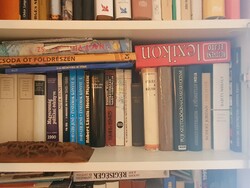 Könyvcsomag eladó kb 300 db egyben