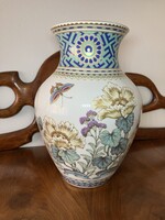 GYÖNYÖRŰ, KAISER PORCELÁN VÁZA, VIRÁGGAL, LEPKÉVEL