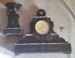 Nem működő dög nehéz régi kandalló óra és egy tartó