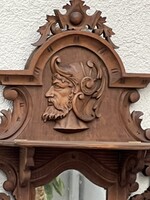 Antik faragott fali tükör polccal – harcos portré díszítéssel