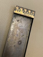 JELZETT KOPCSÁNYI OTTÓ (1933-2016) ÖTVÖSMŰVÉSZ, ASZTALI RÉZ TOLLTARTÓ TÁLCA 25 X 5.3 CM
