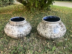 Modern retró kaspók párban.