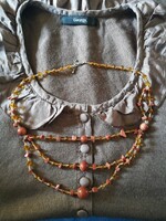 Rövid ujjú kötött felső fodros díszítéssel, elején két zsebbel