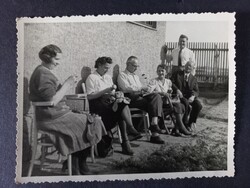 Régi fotó asszonyok varrnak a ház előtt a kertben - Budapest, Fogarasi út 1940 körül