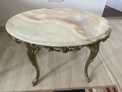 Ovális márvány lapos asztal, dohányzóasztal réz lábakkal