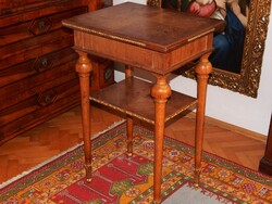 Stabil, minőségi asztal, 76 cm magas, XX. szd. fordulóról, talán Arad városából