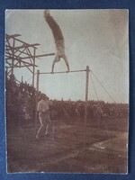 Régi fotó  tornaverseny – korláton gyakorlat, közönség előtt (1920–30-as évek)