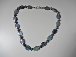 Ritka kianit ásvány nyaklánc ezüst kapoccsal és díszekkel
