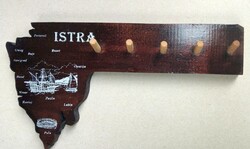 Dekoratív fa fali kulcstartó az Isztriai-félsziget (Horvátország) térképével.