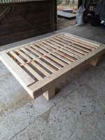 Rusztikus natúr fenyőágy, fenyő ágykeret, 140x200 cm fa matractartóval, extra erős kivitelben