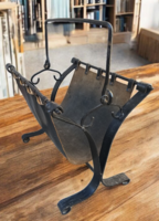 Brutalista kovácsoltvas újság tartó farönk  tároló,marhabőrből készült tárolórésszel.Alkudható!