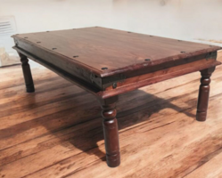 Rózsafa  dohányzóasztal kovácsoltvas veretekkel szép állapotban.Alkudható!