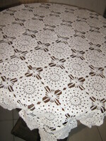Gyönyörű fehér kézzel horgolt antik virágos csipke terítő