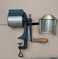 Retro kézi reszelő/daráló – asztalra rögzíthető, fa nyéllel”
