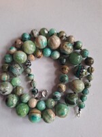 Krizokolla nyaklánc ezüst kapoccsal.