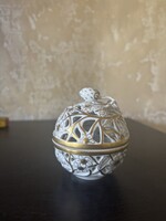 Herendi áttört porcelán bonbonier – eper fogantyúval, kézzel festett aranyozott virágmintával