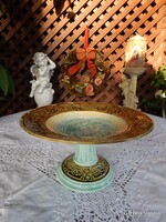 Majolika jelenetes talpas kínálótál, felső résznél perem sérülésekkel