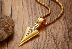 NYÍLHEGY FORMÁJÚ MEDÁL SZÉP LÁNCON NEMES ACÉLBÓL KÉSZÜLT, LÁNYOKNAK IS JÓL MUTAT A DEKOLTÁZSUKON.