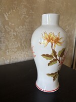 Hollóházi porcelán váza – 22 cm, kézzel virágdekorral
