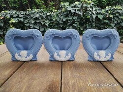 Szív formájú anyagában dúsan mintázott kámea jellegű díszítéssel ellátott biszkvit porcelán fénykép