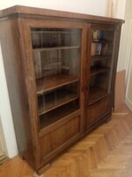 Nagyon szép üveges könyvszekrény költözés miatt SOS szállítandó