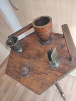 Cigaretta, szivar tartó 3 lábú kis asztal