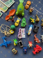 Sok apró,különböző gyerekjáték,autók,repülő,traktor,állatos kártyák,dinók.Jó állapotban.
