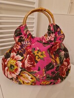 Pamut táska, kerek fa fogantyúval, mágneses patenttal záródik, belül két zseb van, mérete 40x30x10cm