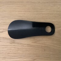 BKV fekete műanyag cipőkanál