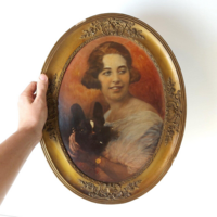 Nő francia bulldog kutyával, Antik festett kromolitográf nyomat ovális kereben. 1920-as évek