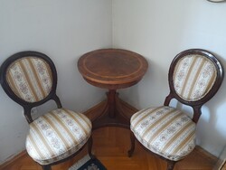 Biedermeier asztal két székkel