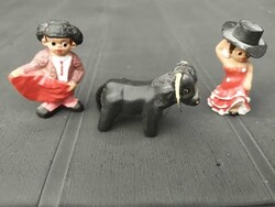 Kézműves kerámia, spanyol bikaviador, senorita és a bika, 5 cm