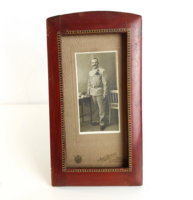 Monarchiás katonatiszt fotó szecessziós fa keretben Anglo American Photographers WIEN