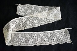 Horgolt kézimunka polcdísz , polcszegély , drapéria , csipke szalag virág minta 100 x 8 cm