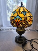 Gyönyörű Tiffany lámpa asztali réz làmpa talapzaton  szép színes virágok