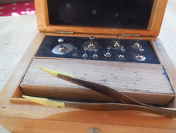 Patika mérleg súlykészlet   , gyári dobozában , csipesszel , 14 x 10 x x 6 cm