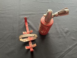 Régi szifonfejű tűzoltókészülék fali konzollal – vintage ipari dekoráció