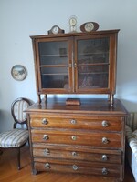 Biedermeier komód vitrines szekrénnyel