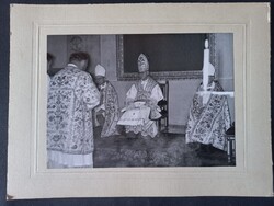 Régi fotó Kovács Sándor megyés püspök a szombathelyi Székesegyházban 1940–50-es évek